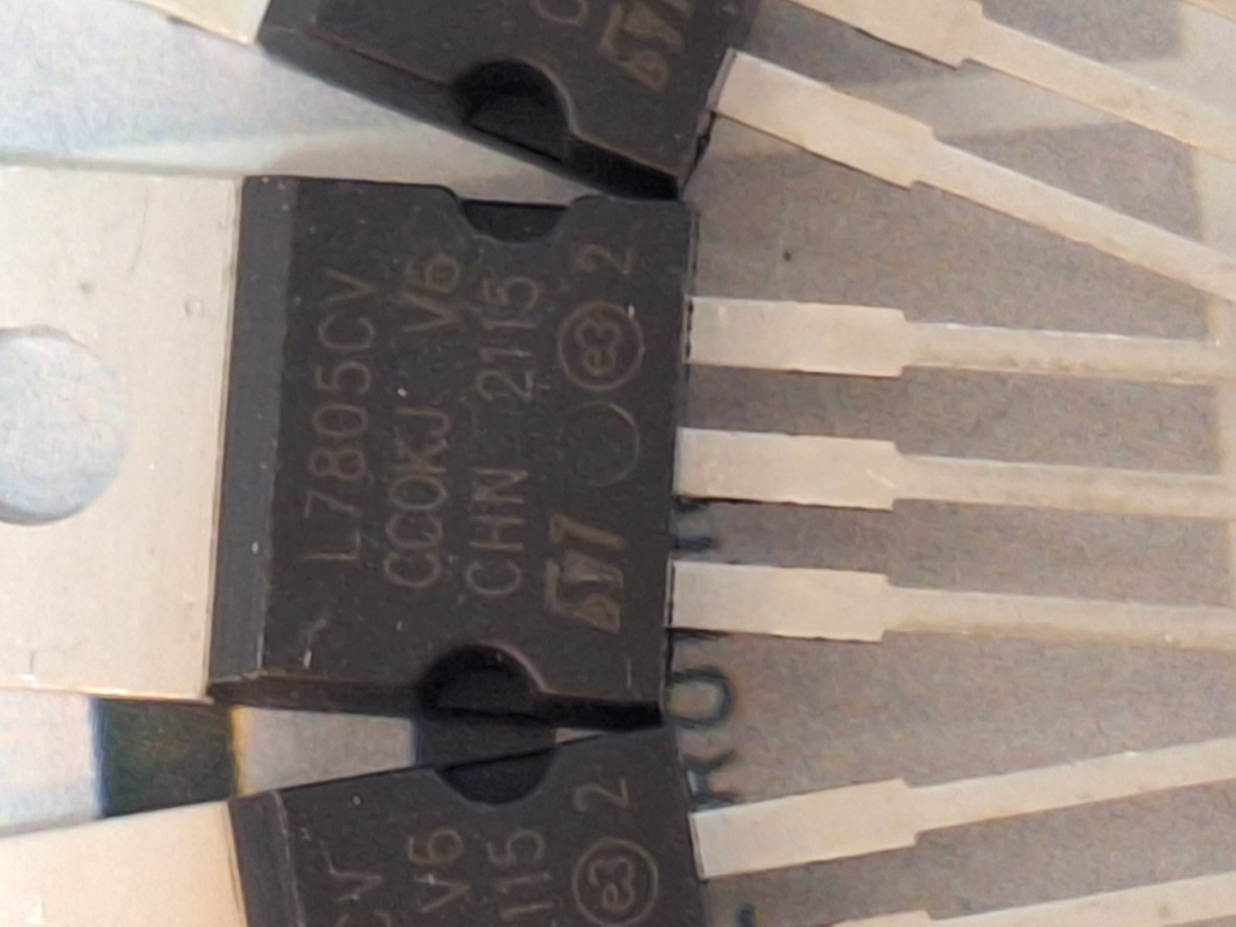 آی سی رگولاتور L7805